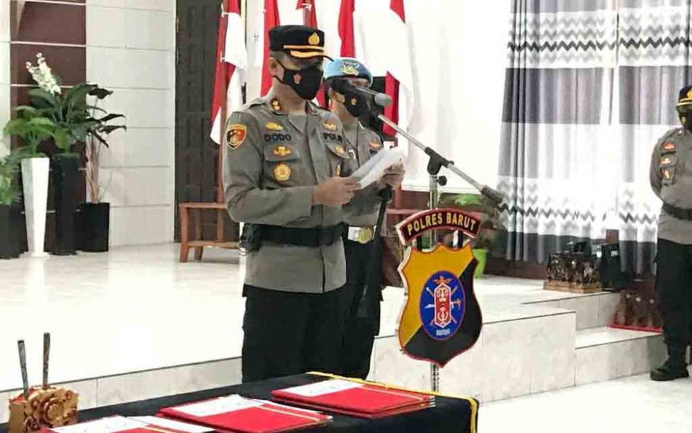 Kapolres Barito Utara, AKBP Dodo Hendro Kusuma saat memimpin sertijab 4 perwira, Selasa, 9 November 2021.