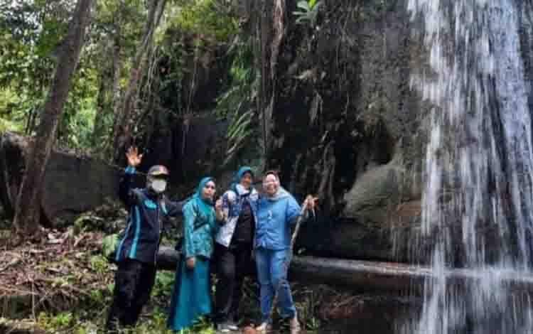 Bupati Kobar Nurhidayah saat mengunjungi objek wisata air terjun yang berlokasi di Desa Umpang, Kecamatan Arut Selatan, Kabupaten Kobar, beberapa waktu lalu
