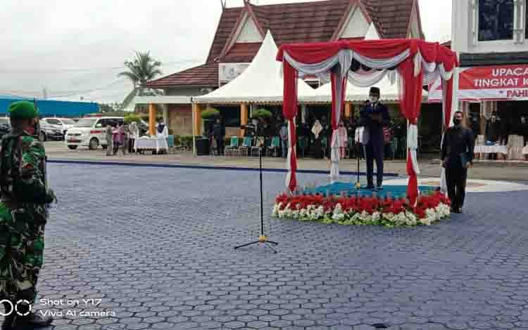 Bupati Barito Utara, Nadalsyah memimpin upacara peringatan Hari Pahlawan, Rabu 10 November 2021