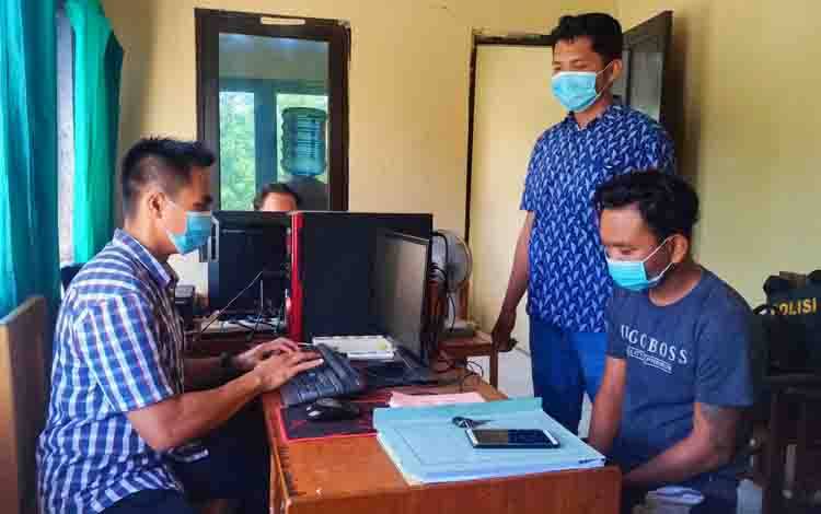 Penyidik Polsek Sebangau saat memeriksa pelaku tindak pidana penganiayaan