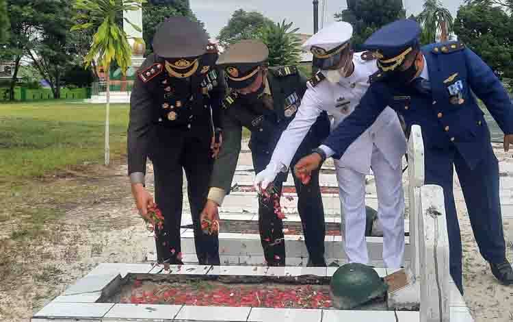 Unsur TNI Polri di Kobar melakukan ziarah dan penaburan bunga di Taman Makam Pahlawan Indra Pura Pangkalan Bun