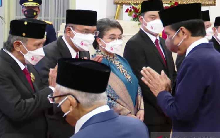 Presiden Jokowi memberikan ucapan selamat kepada para ahli waris pahlawan nasional di Istana Negara Jakarta, Rabu (10/11/2021)