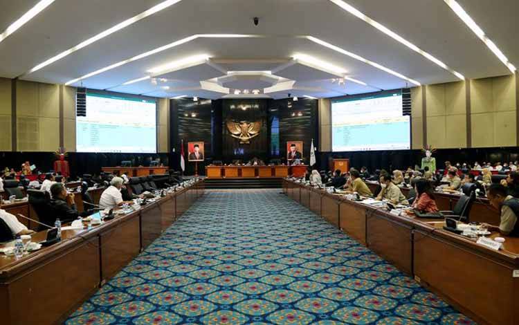 Situasi Rapat Badan Anggaran (Banggar) DPRD DKI Jakarta bersama Tim Anggaran Pemerintah Daerah (TAPD) Pemprov DKI Jakarta, Selasa (9/11/2021) malam