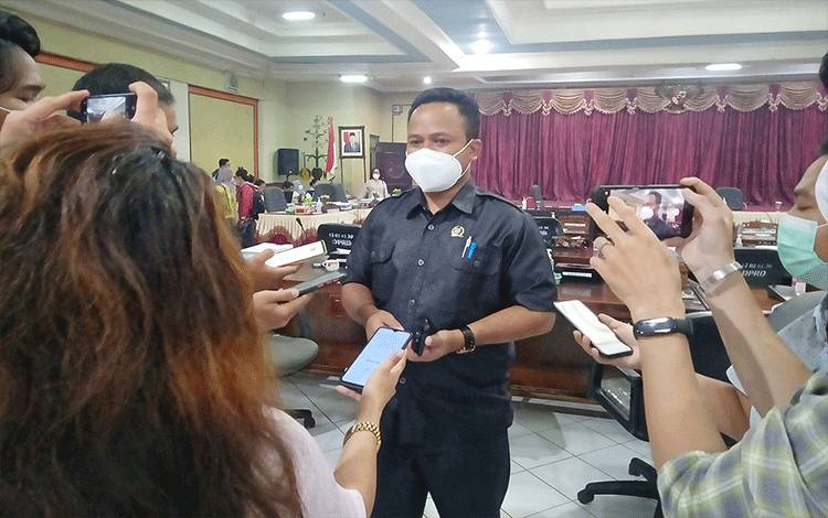 Ketua DPRD Barito Timur, Nursulistio saat diwawancarai wartawan.