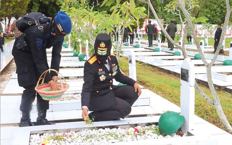 Wakapolda Kalteng Brigjen Pol Ida Oetari Poernamasasi saat menaburkan bunga di taman Makam Pahlawan.