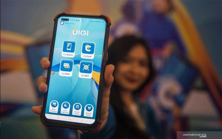 Ilustrasi: Pegawai menunjukan inovasi aplikasi pembayaran digital Bank bjb saat peluncurannya di Bandung, Jawa Barat, Kamis (28/10/2021). (ANTARA FOTO/M Agung Rajasa/foc.)
