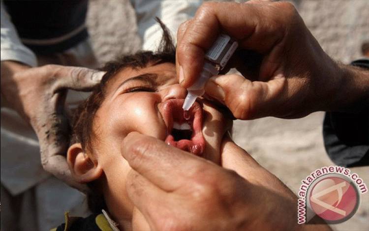 Ilustrasi - Seorang anak menerima vaksin polio saat gerakan antipolio di pinggiran kota Jalalabad, Afghanistan, Senin (11/2/2013). REUTERS/Parwiz