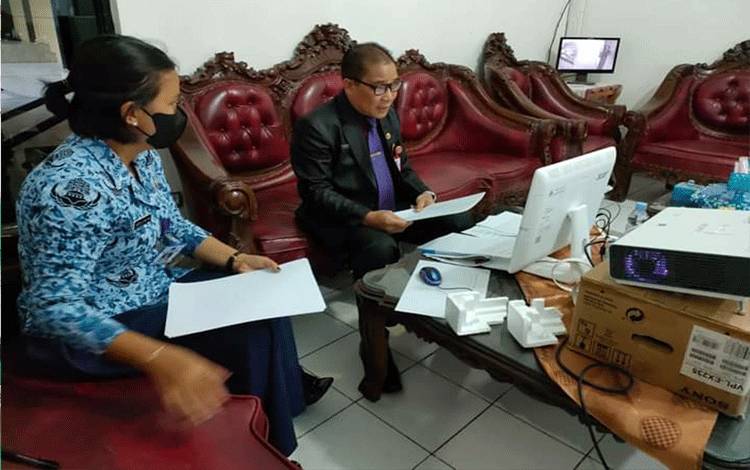 Plt Kepala Disdukcapil Kapuas, Sipie S Bungai paparkan pembangunan zona integritas kepada Tim Panelis Kemenpan RB secara virtual.