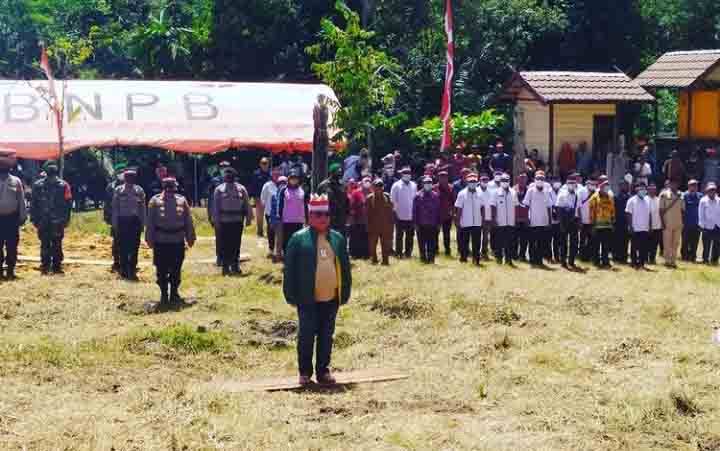 Bupati Kotim Halikinnor saat menjadi Inspektur upacara Hari Pahlawan di halaman Rumah Betang Tumbang Gagu. 