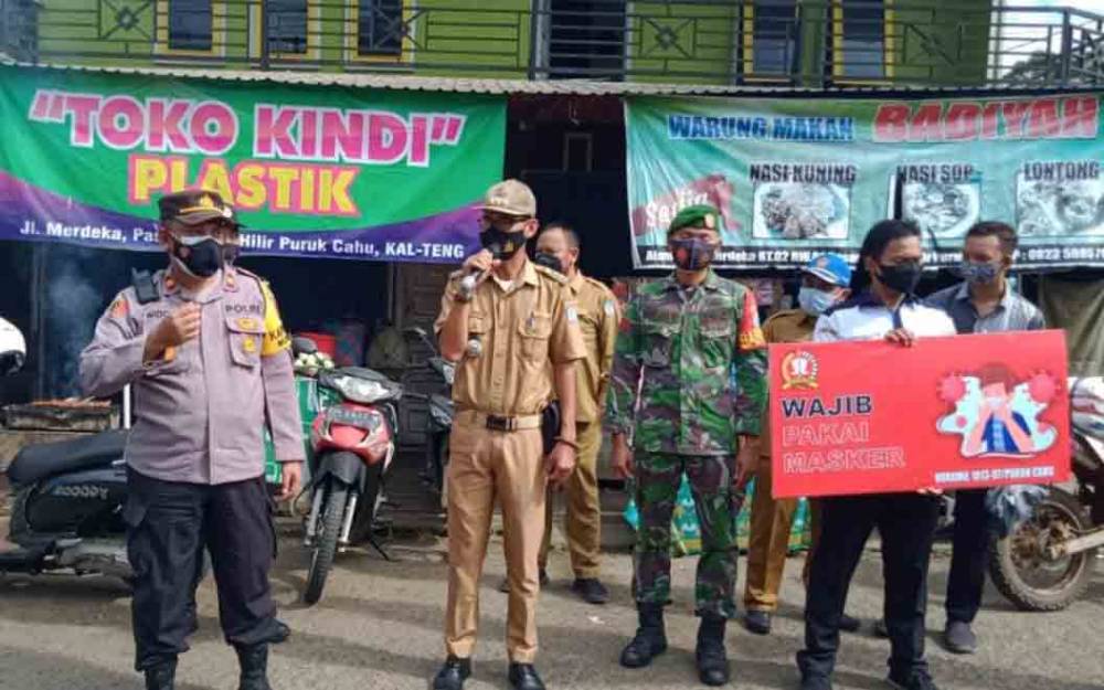 Sosialiasi dan imbauan penerapan protokol kesehatan oleh Camat Murung bersama unsur Tripika Kecamatan Murung kepada masyarakat.