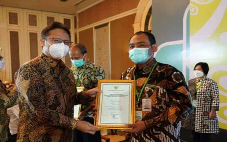 Menteri Kesehatan RI memberikan penghargaan secara simbolis kepada 232 tenaga kesehatan hingga petugas pemulasaraan atas kontribusi dalam penanganan pandemi COVID-19 di Jakarta, Kamis (11/11/2021)