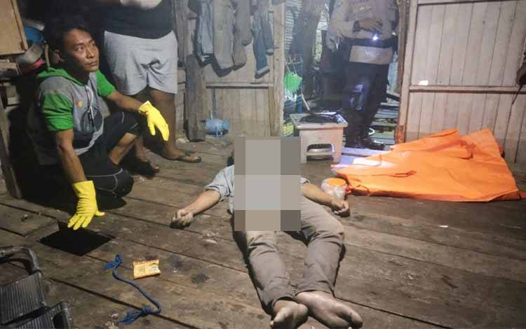 Jasad korban saat hendak dilakukan evakuasi ke RS Doris Sylvanus Palangka Raya