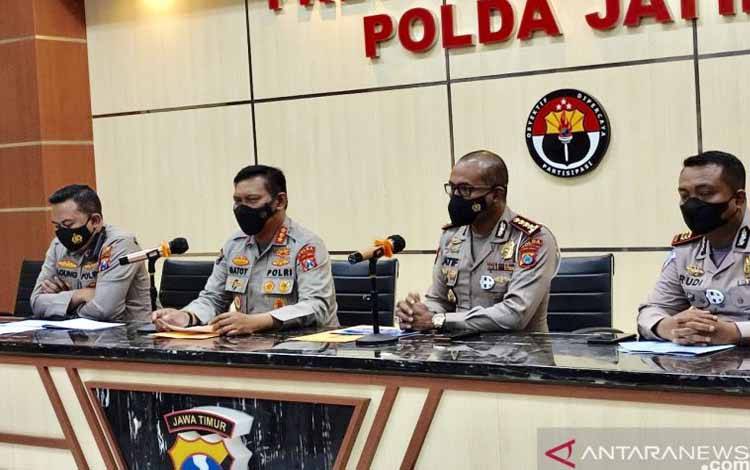 Polisi saat merilis penetapan tersangka terhadap sopir Vanessa Angel, Tubagus Muhammad Joddy Prames Setya di Mapolda Jatim, Surabaya, Kamis (11/11/2021)