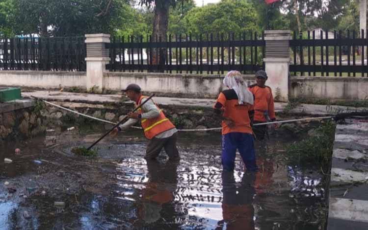 Pembersihan drainase di Kota Palangka Raya untuk mencegah banjir