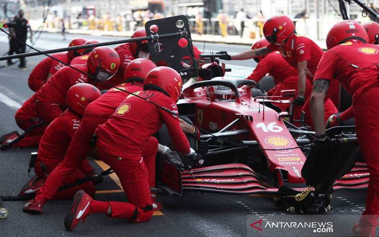 Pebalap Ferrari Charles Leclerc berhenti di area pit pada sesi latihan menjelang Formula One Grand Prix Meksiko di Sirkuit Autodromo Hermanos Rodriguez, Kota Meksiko, Meksiko, Jumat (5/11/2021). ANTARA FOTO/REUTERS/Edgard Garrido/wsj.