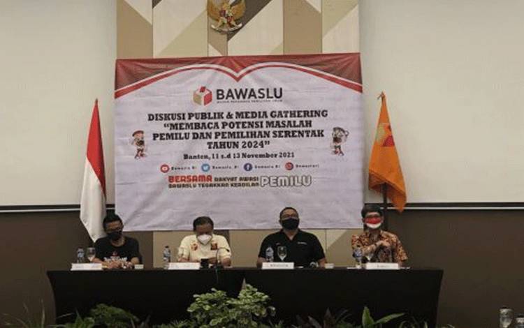 Diskusi publik dan media gathering bertema "Membaca Potensi Masalah Pemilu dan Pemilihan Serentak Tahun 2024" yang diselenggarakan oleh Badan Pengawas Pemilihan Umum (Bawaslu) di Mambruk Hotel, Anyer, Banten, Kamis (11/11/2021). (ANTARA/Putu Indah Savitri)