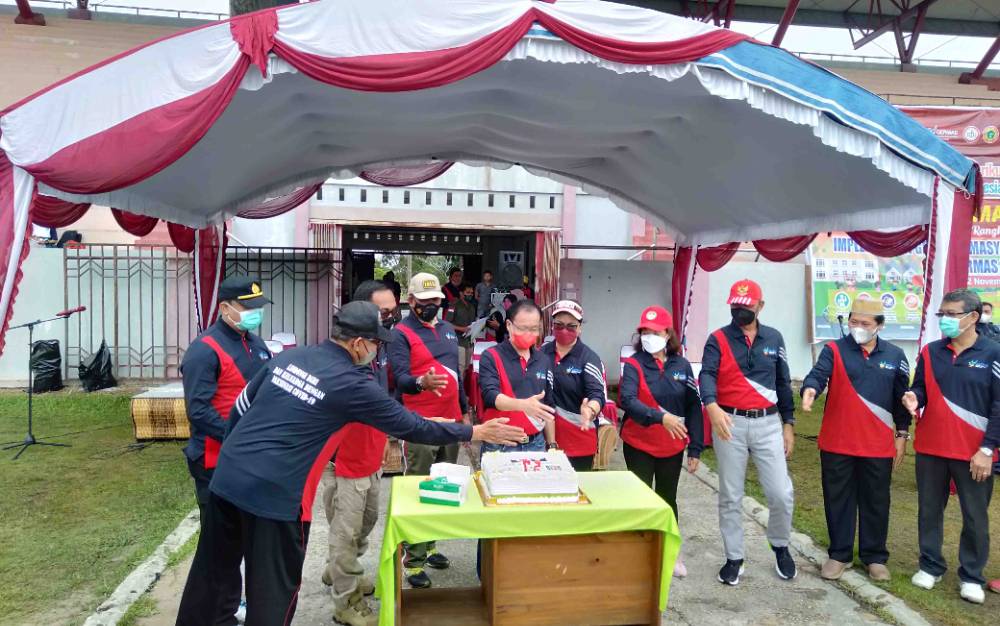 Bupati Sakariyas didampingi Wakil Bupati Sunardi Litang dan sejumlah pejabat mematikan lilin kue ulang tahun peringatan HKN
