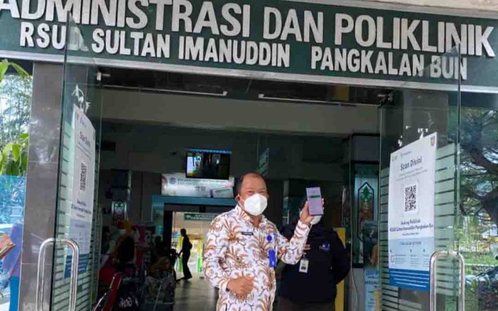Dirut RSUD Sultan Imanuddin Pangkalan Bun dr Fachrudin saat menunjukkan cara scan QR Code PeduliLindungi di pintu masuk Poliklinik RSUD