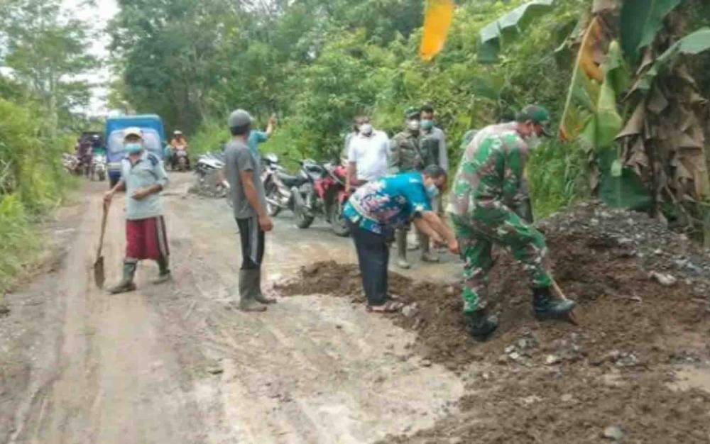 Gotong royong perbaikan jalan desa antara Desa Bakungin dengan Desa Saka Batur, Kecamatan Kapuas Hilir