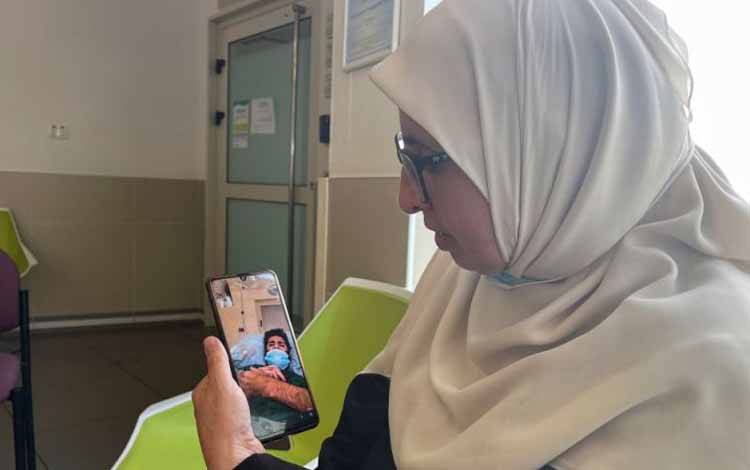 Ibu dari tahanan Palestina Miqdad al-Qawasmi, yang melakukan mogok makan selama lebih dari 100 hari, berbicara dengan anaknya lewat panggilan video di rumah sakit Kaplan, Rehovot, Israel, 4 November 2021