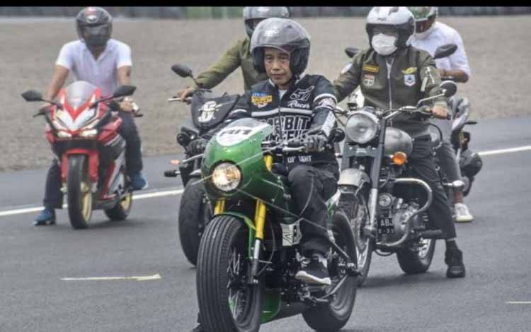 Presiden Joko Widodo (depan) mengendarai sepeda motor custom Kawasaki W175 saat mencoba lintasan sirkuit pada acara peresmian Pertamina Mandalika International Street Circuit di KEK Mandalika, Praya, Lombok Tengah, NTB, Jumat (12/11/2021). Presiden Jokowi melakukan kunjungan kerja ke Lombok dalam rangka meresmikan Sirkuit Mandalika dan Jalan Bypass BIL-Mandalika