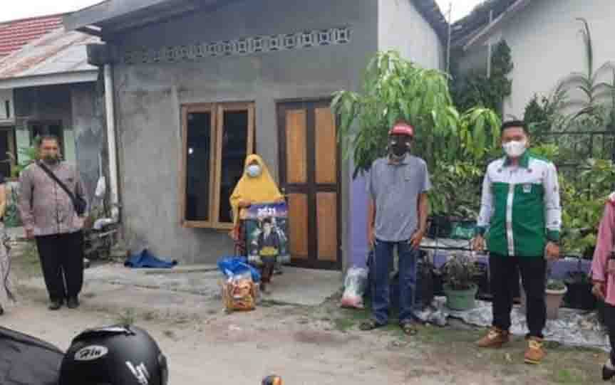 Anggota Komisi B DPRD Kota Palangka Raya Yudhi Karlianto Manan menyalurkan bantuan dari partai untuk warga isolasi mandiri