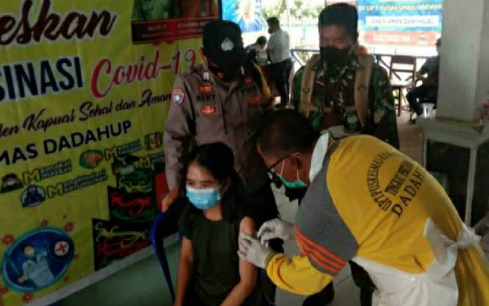 Personel Polsek Kapuas Murung saat melakukan pengamanan vaksinasi massal di Puskesmas Dadahup, Jumat 12 November 2021