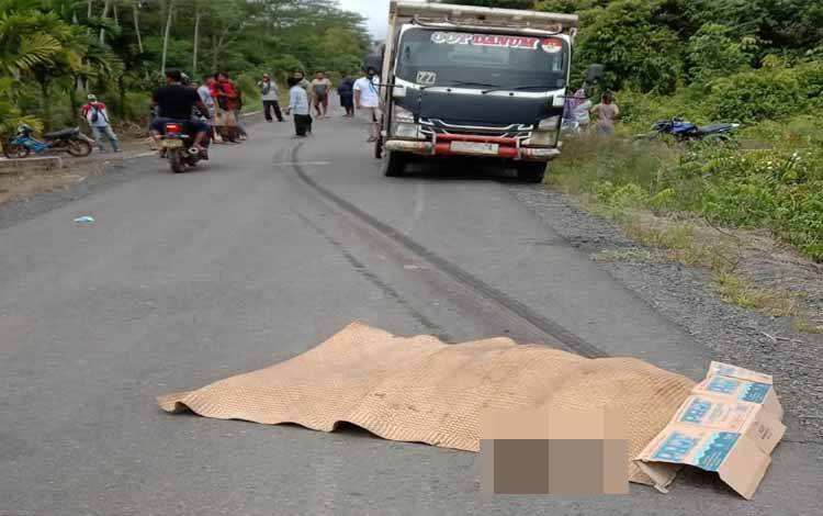 Kondisi korban masih di jalan dan ditutupi oleh tikar sebelum dievaskuasi oleh petugas di Desa Tahai Jaya, Jumat 12 November 2021