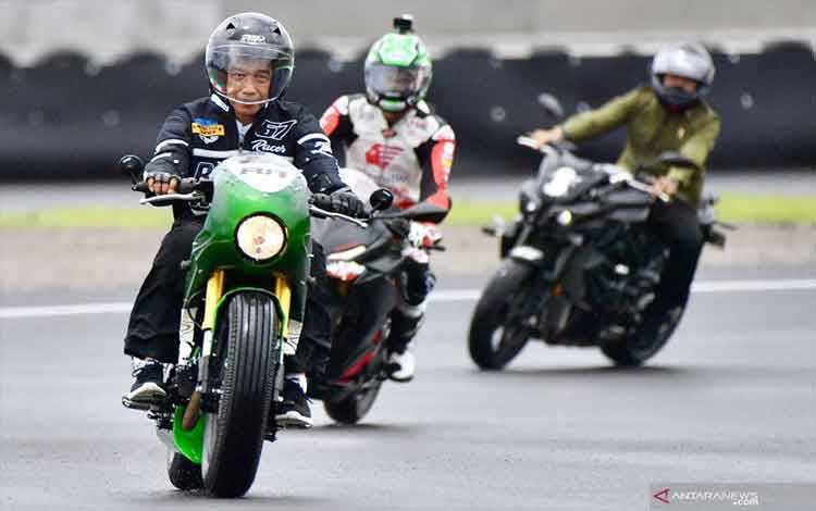 Presiden Joko Widodo (depan) mengendarai sepeda motor custom Kawasaki W175 saat mencoba lintasan Pertamina Mandalika International Street Circuit di KEK Mandalika, Praya, Lombok Tengah, NTB, Jumat (12/11/2021). ANTARA FOTO/Setpres/Agus Suparto/Handout/sgd/wsj.