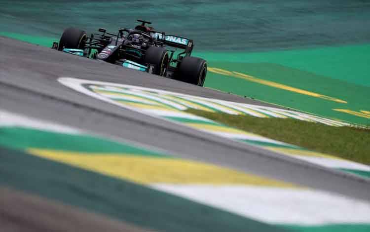 Pebalap tim Mercedes Lewis Hamilton menjalani sesi kualifikasi sprint race Grand Prix Sao Paulo. (12/11/2021) (ANTARA/REUTERS/Ricardo Moraes)