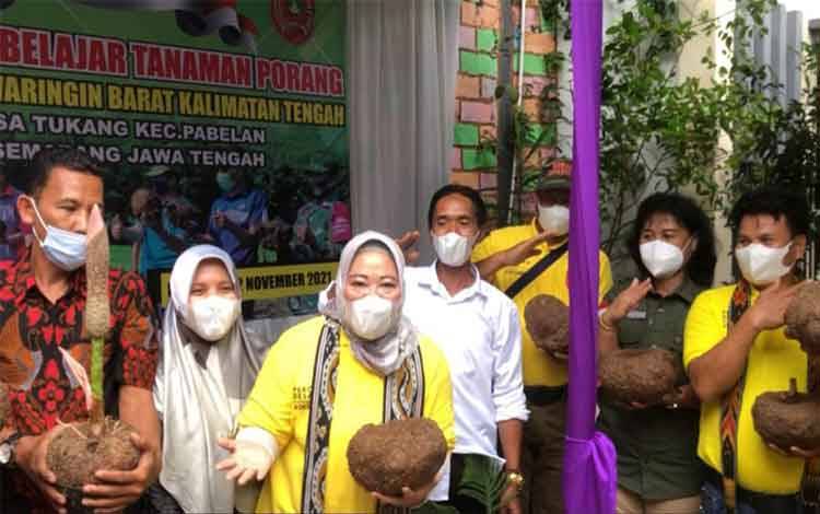Bupati Kobar Nurhidayah saat berada di Desa Tukang, Kecamatan Pabelan, Kabupaten Semarang, Jawa Tengah untuk belajar pengembangan tanaman porang