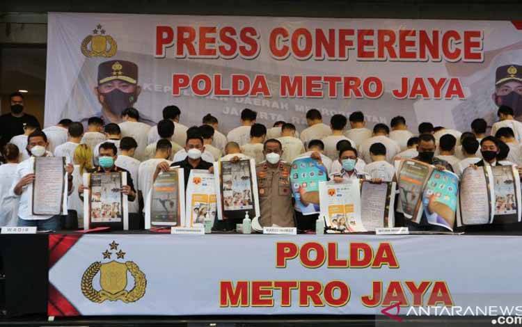 Kabid Humas Polda Metro Jaya Brigjen Yusri Yunus (tengah) memberikan keterangan penangkapan 48 warga negara asing (WNA) berkebangsaan China dan Vietnam terkait kasus dugaan pemerasan dan pencurian data lintas negara berkedok aplikasi kencan dalam jumpa pers, Sabtu (13/11/2021