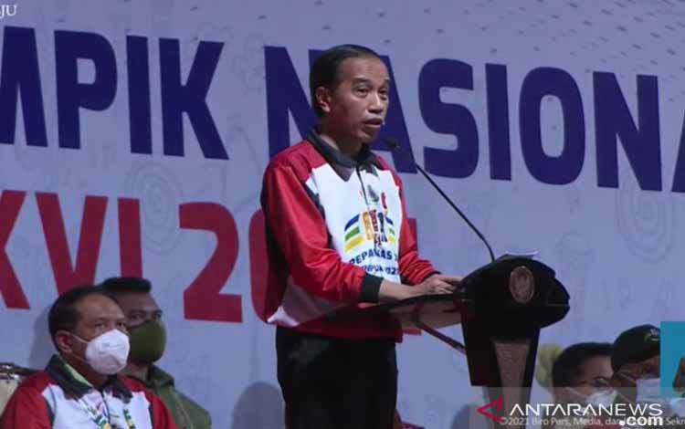 Presiden Jokowi menyampaikan sambutan dalam Upacara Penutupan Pekan Paralimpik Nasional (Peparnas) XVI Papua di Stadion Mandala, Jayapura, Papua pada Sabtu (13/11/2021)