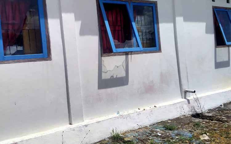 Kondisi kaca jendela Kantor Desa Sungai Dau, Kecamatan Arut Utara, pecah usai dilempari batu oleh mantan kades