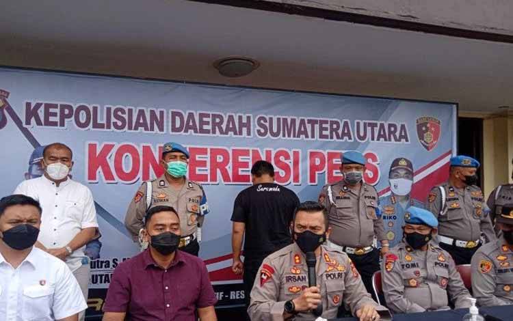 Ekspos kasus di Mapolrestabes Medan, Sabtu, terkait penetapan tersangka oknum polisi Bripka PS yang melakukan pemerasan terhadap seorang pengendara di Kota Medan