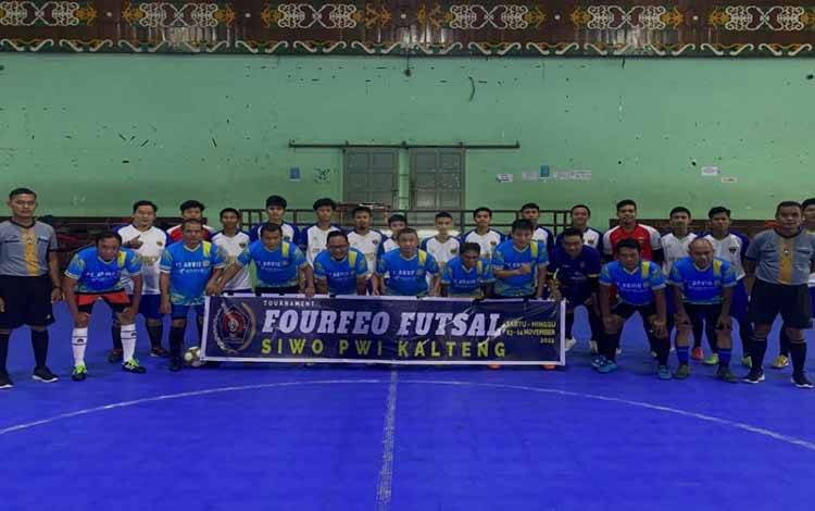 Foto bersama Fourfeo Futsal PWI Kalteng di Gor KONI, Sanaman Mantikai, Kota Palangka Raya