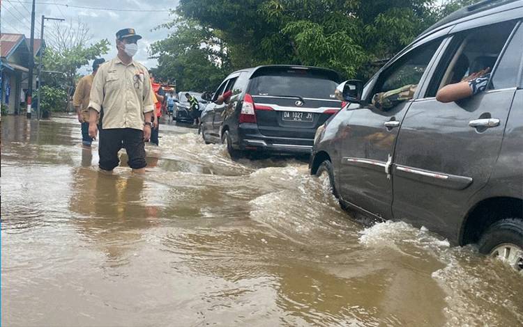Kepala Dinas PUPR Kalteng Shalahuddin, bersama Satker balai jalan nasional, mengecek ruas jalur jalan yang terendam banjir, di wilayah Kasongan-Kereng Pangi, Kabupaten Katingan.