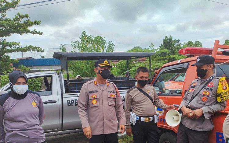  Wakapolresta Palangka Raya AKBP Andiyatna memberikan arahan kepada personel sebelum melakukan patroli banjir.
