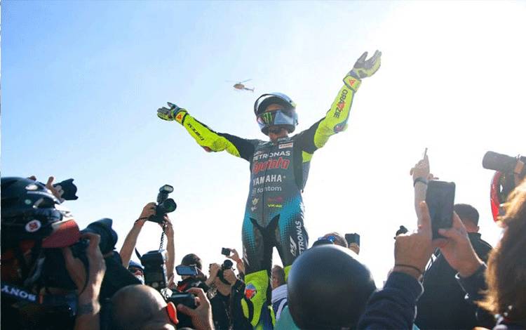 Pebalap tim Petronas Yamaha SRT Valentino Rossi melakukan selebrasi setelah merampungkan balapan terakhirnya sebagai pebalap MotoGP di Grand Prix Valencia, Sirkuit Ricardo Tormo, Spanyol. (ANTARA/AFP/Jose Jordan)