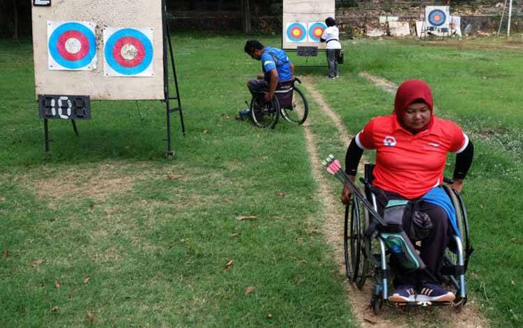 Atlet Panahan National Paralympic Committee (NPC) mengambil busur panah saat mengikuti latihan rutin di Solo, Jawa Tengah, Selasa (4/8/2020). Latihan rutin tersebut untuk persiapan Pekan Paralimpiade Nasional (Peparnas) Papua dan Asean Para Games 2021 di Vietnam