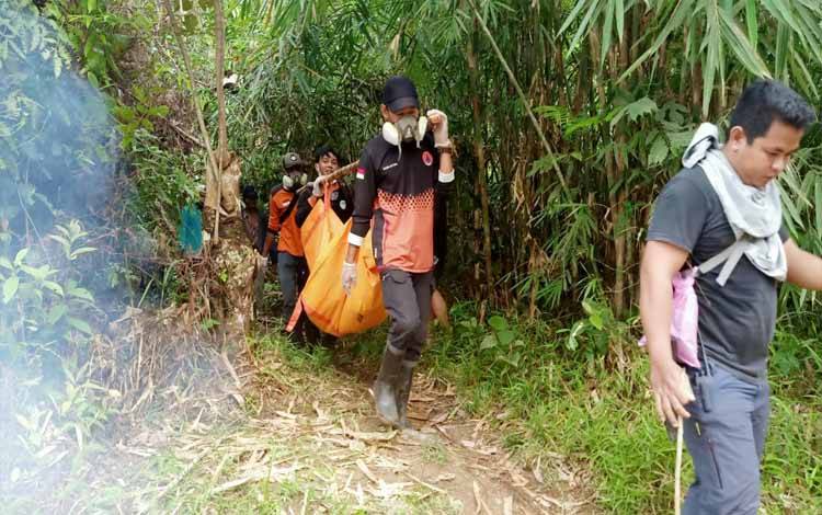 Anggota BPBD, Tim Identifikasi Polres Barito Utara dan anggota Polsek Teweh Tengah saat mengevakuasi mayat nenek Gagai dari kebun