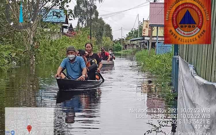 Warga beraktivitas menggunakan perahu akibat banjir di Palangka Raya (Dokumentasi BPBD)