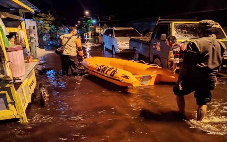 BPBD Palangka Raya evakuasi warga terdampak banjir di Jalan Anoi 
