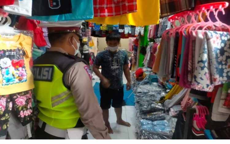 Anggota Satlantas Polres Sukamara saat belusukan di Pasar Saik Sukamara