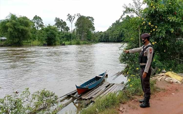 Personel Polsek Seruyan Hulu saat memantau kondisi debit air Sungai Seruyan