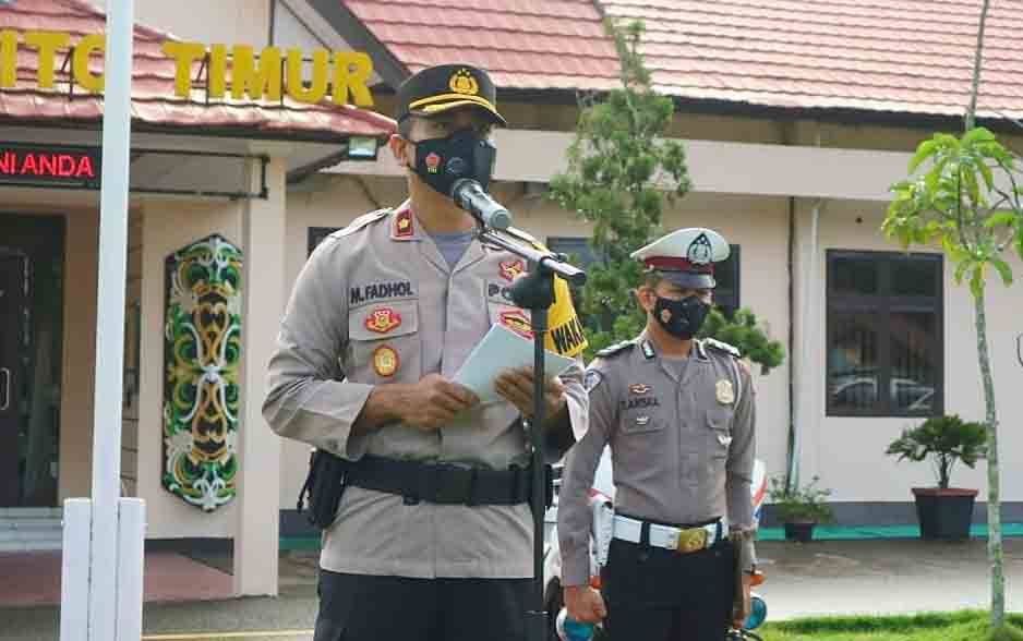 Wakapolres Barito Timur, Kompol M Fadholin saat memimpin Apel Gelar Pasukan Operasi Zebra Telabang 2021 di Halaman Mapolres.