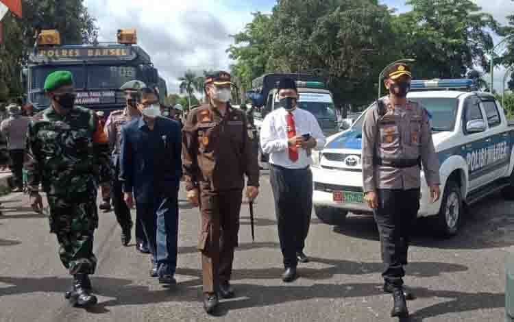 Masker putih, Ketua DPRD Barsel, HM Farid Yusran saat mengecek kendaraan operasi zebra telabang