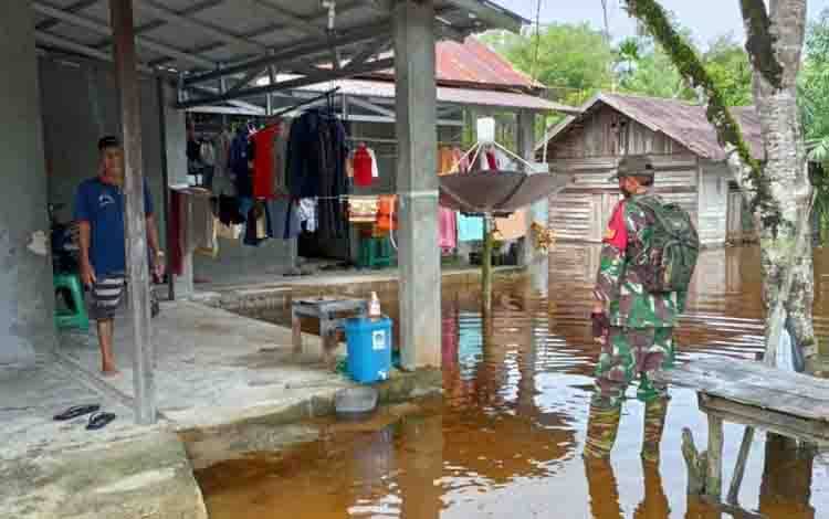 Babinsa wilayah Kelurahan Sei Gohong, Sertu Sugianto saat mengecek kondisi banjir di wilayah setempat, Senin, 15 November 2021.