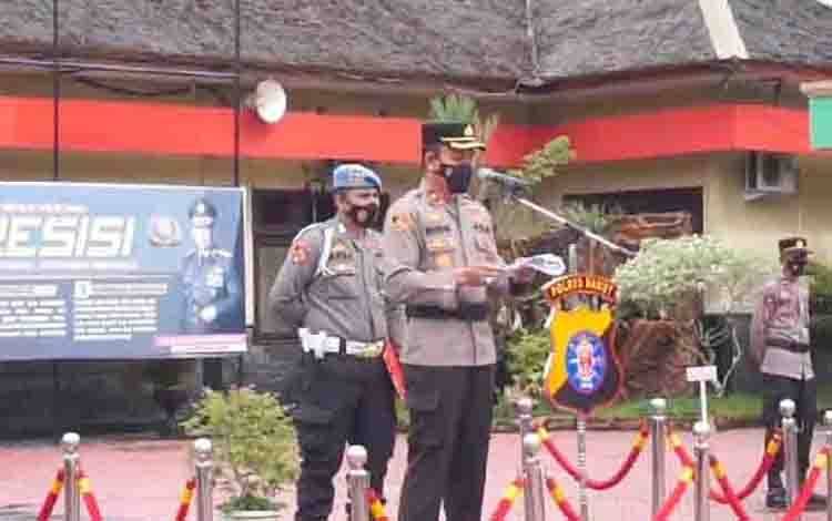 Wakapolres Barito Utara, Kompol Marharsono membacakan sambutan Kapolda Kalteng pada apel gelar pasukan Operasi Zebra Telabang di halaman mapolres Barito Utara, Senin, 15 November 2021.