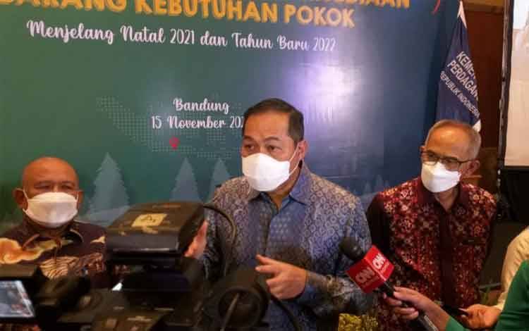 Menteri Perdagangan M Lutfi seusai Rapat Koordinasi Nasional Stabilisasi Harga dan Ketersediaan Barang Kebutuhan Pokok Kota Bandung, Senin (15/11/2021). (ANTARA/Ajat Sudrajat)
